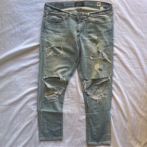 Lucky Brand Distressed Light Blue slim boyfriend Jean